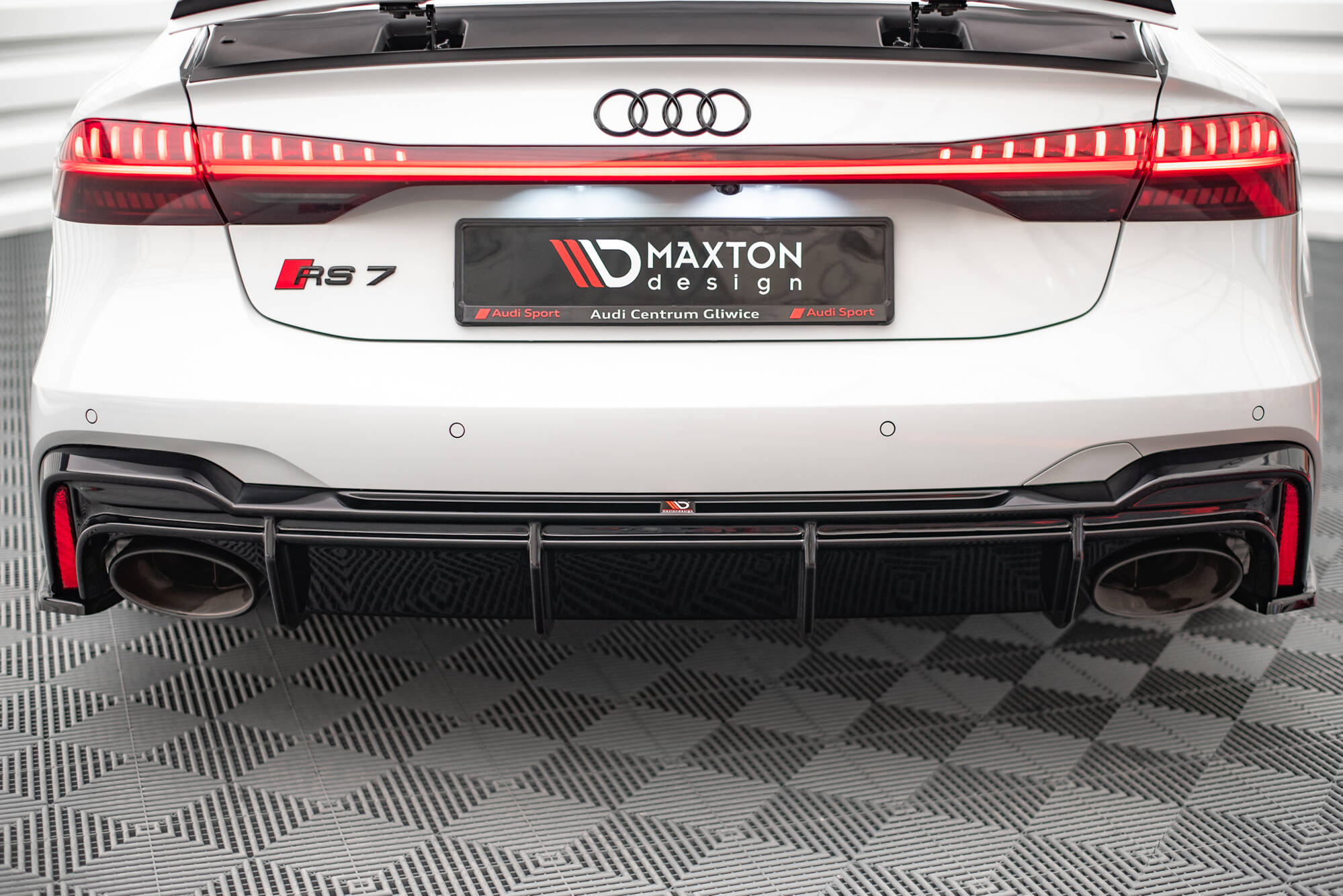 Street+ Heck Ansatz Diffusor passend für Audi RS7 C8 mit AHK schwarz Hochglanz