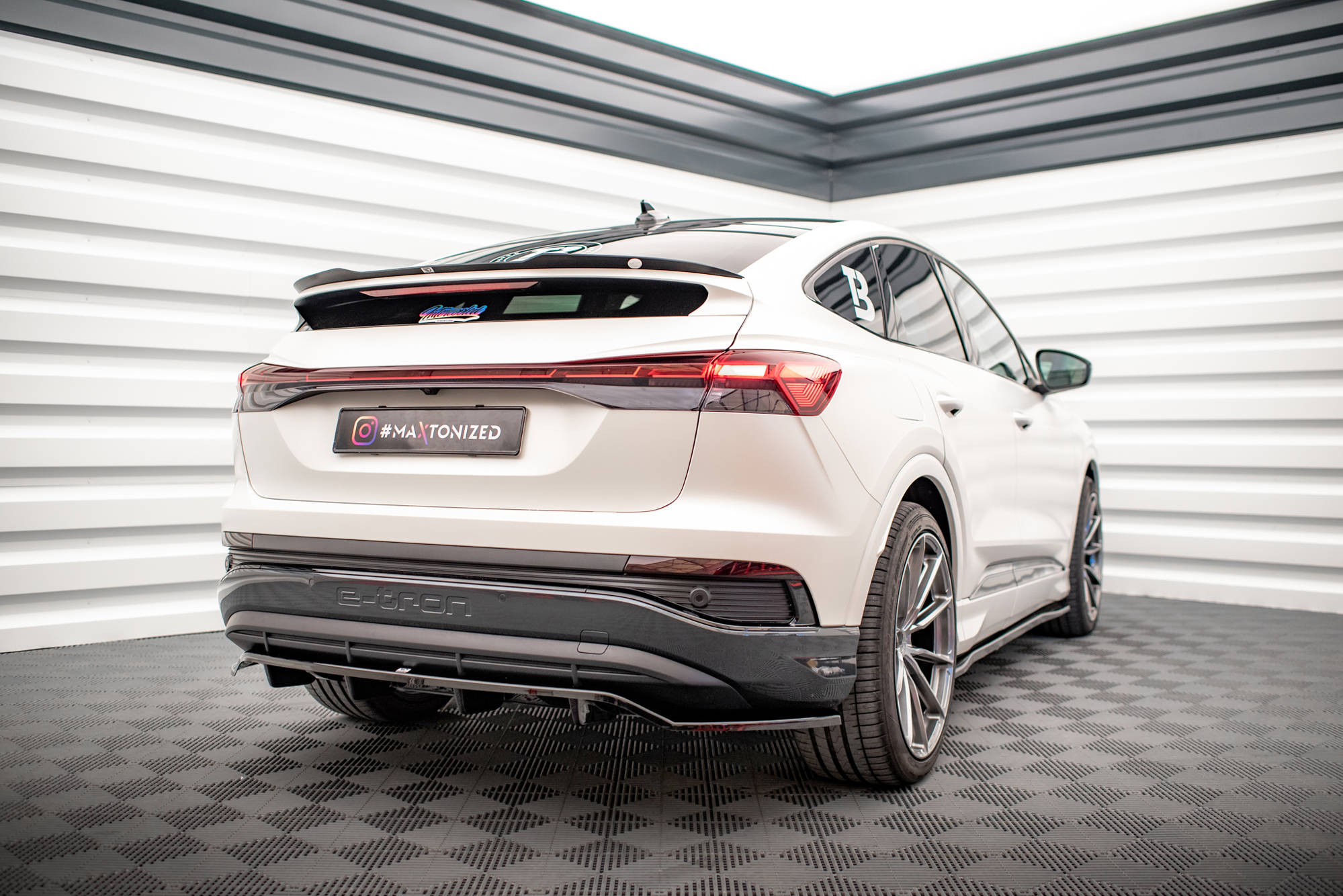 Street+ Mittlerer Diffusor RACE Heck Ansatz passend für Audi Q4 e-tron Sportback S-line Mk1 schwarz Hochglanz