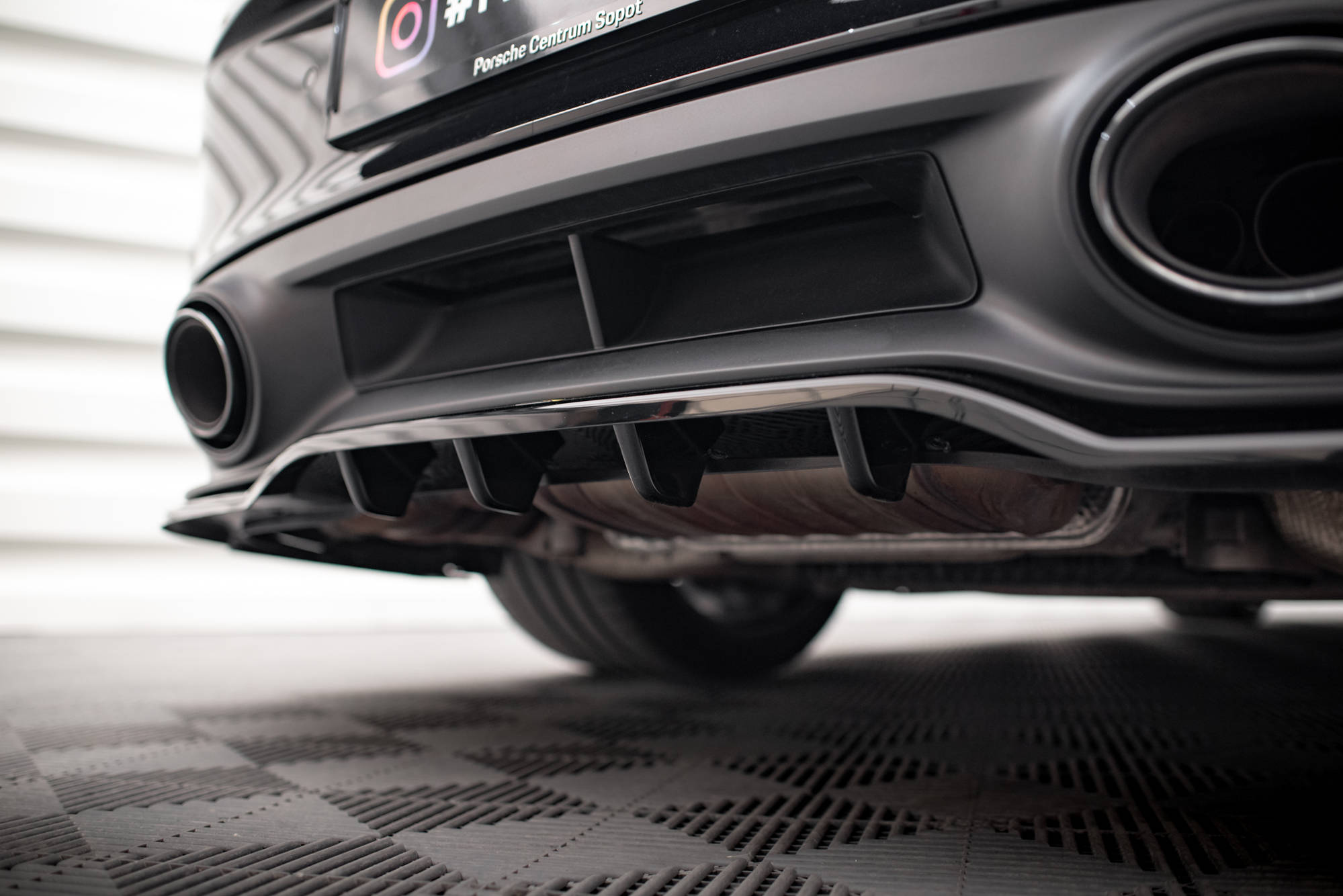 Street+ Mittlerer Diffusor RACE Heck Ansatz passend für Porsche 911 Turbo S 992 schwarz Hochglanz