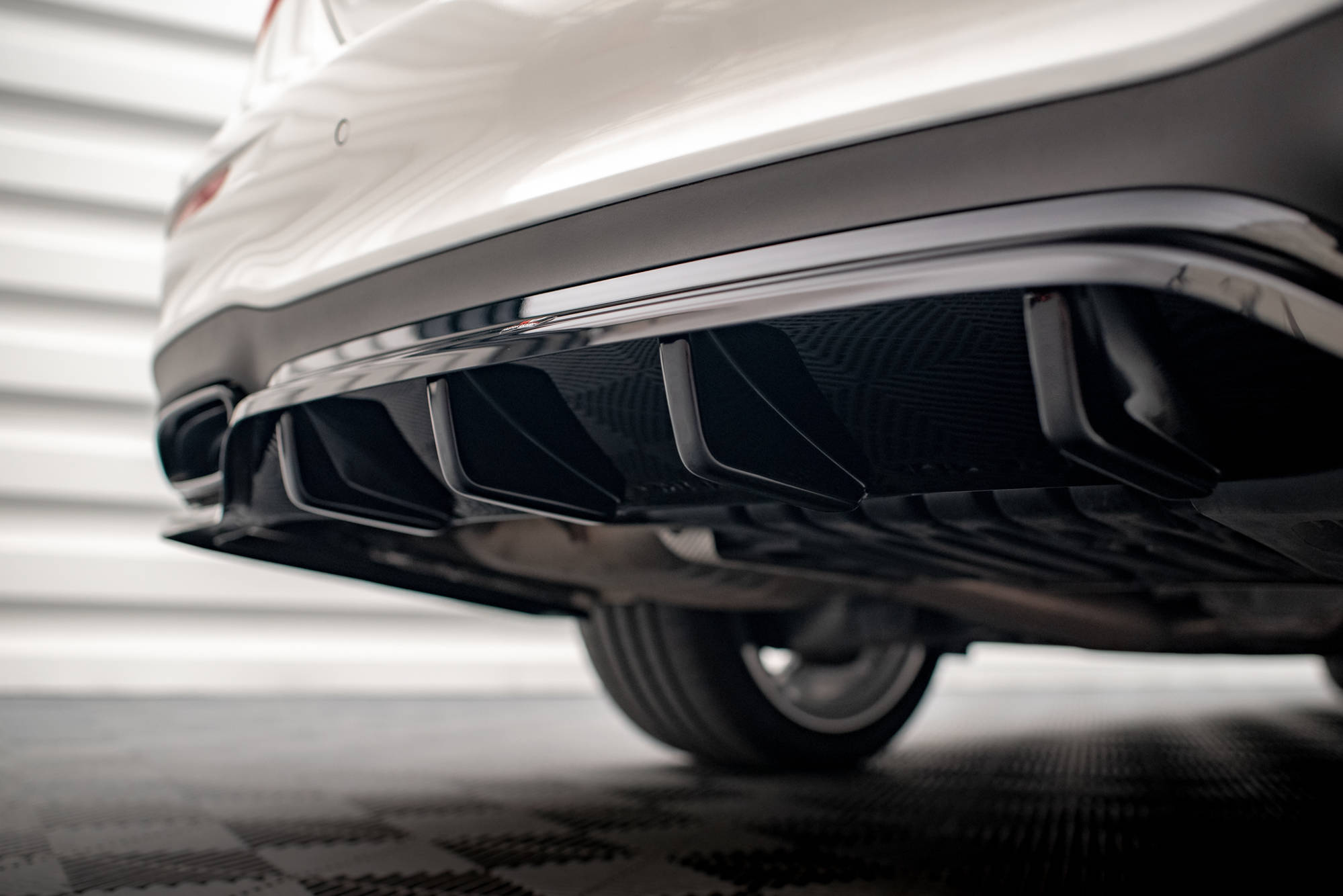 Street+ Mittlerer Diffusor RACE Heck Ansatz passend für Mercedes E AMG-Line Limousine W213 FL schwarz Hochglanz